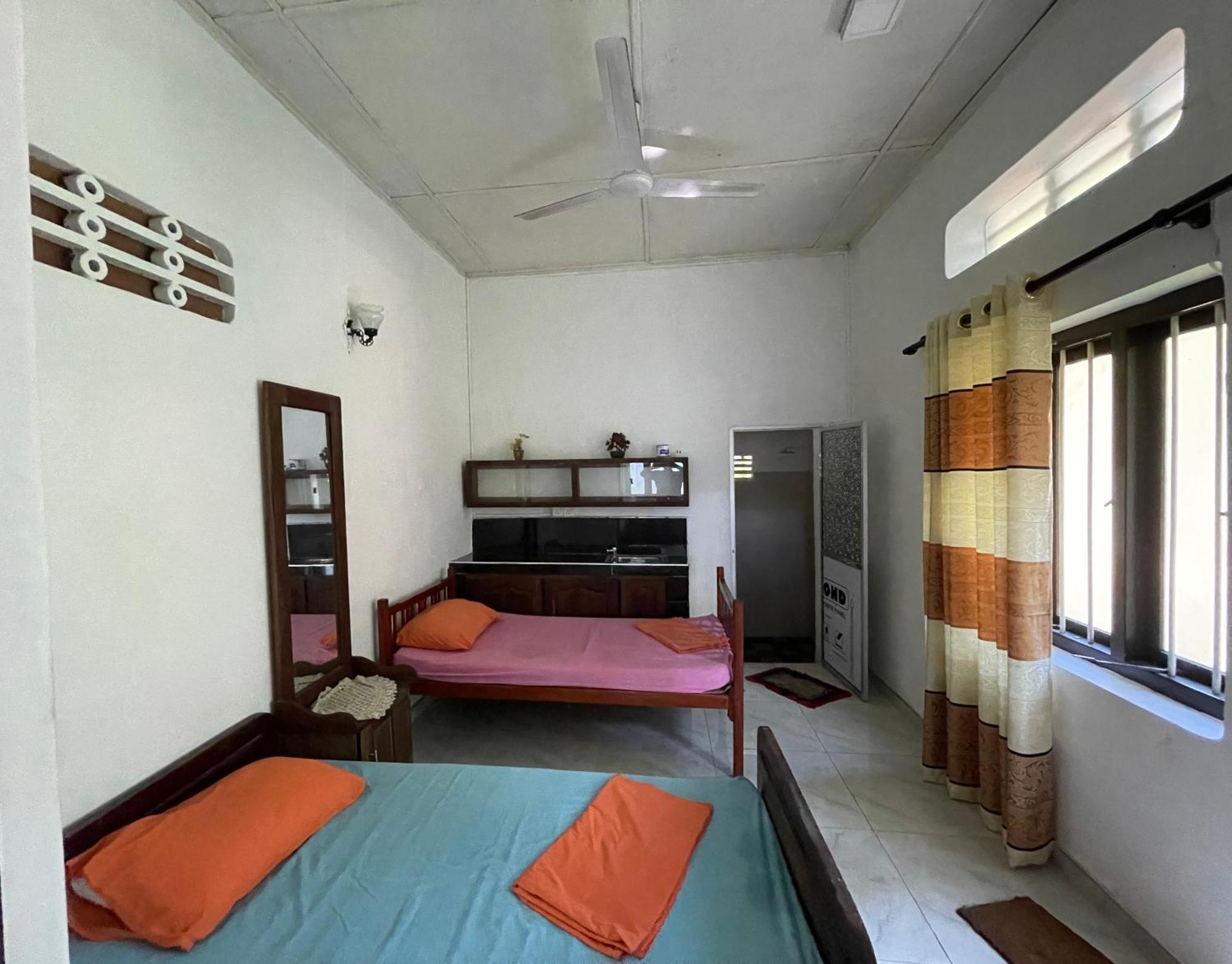 Rockstel Towers Backpacker Hostel Unawatuna Ngoại thất bức ảnh